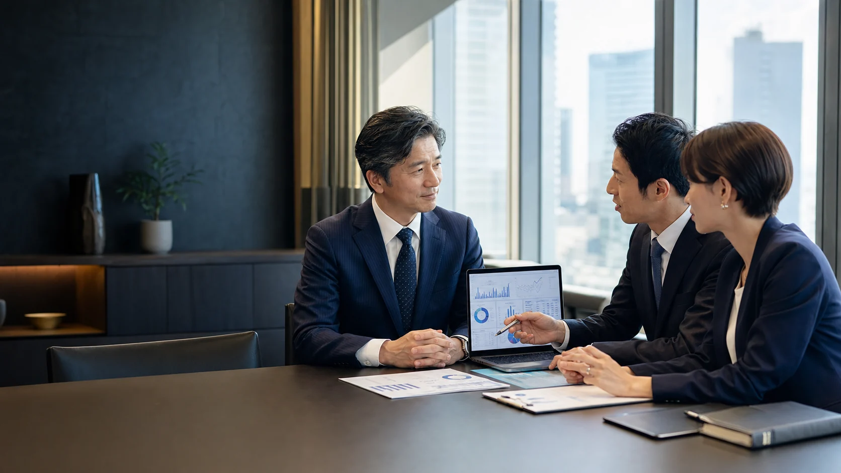 BPO会社のM&A相談で日本人経営者と専門アドバイザーが面談しているオリジナルヒーロー画像