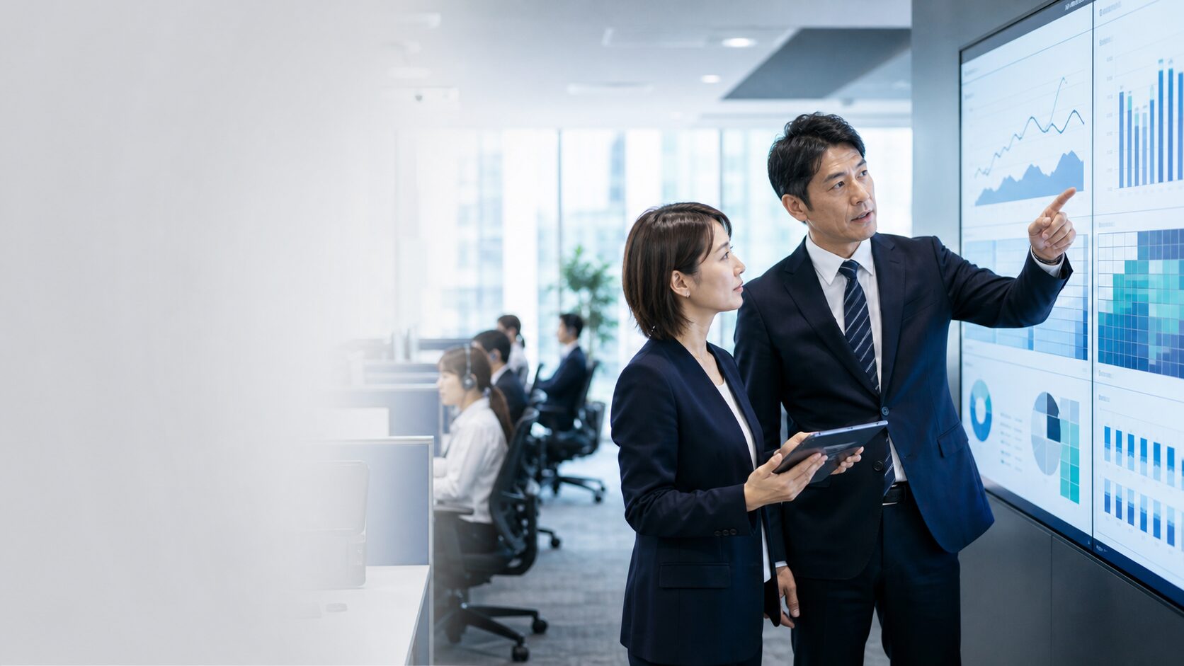 コンタクトセンターBPOの需要予測、要員計画、シフト配置を確認する経営会議のイメージ